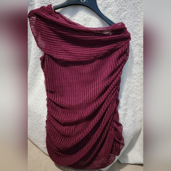 Studio Y Deep Raspberry One Shoulder top Size Large - Picture 2 of 3
